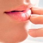 Причины появления трещин в уголках губ и способы лечения